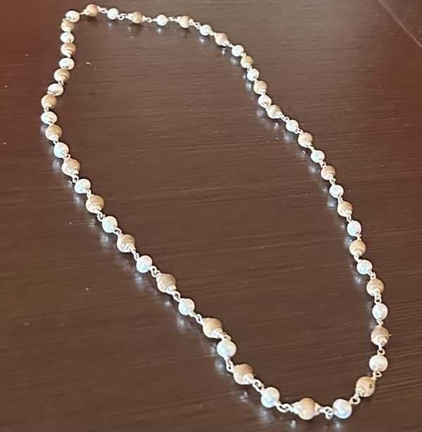 Tulasi Kanti malas de color natural con perlas en plata